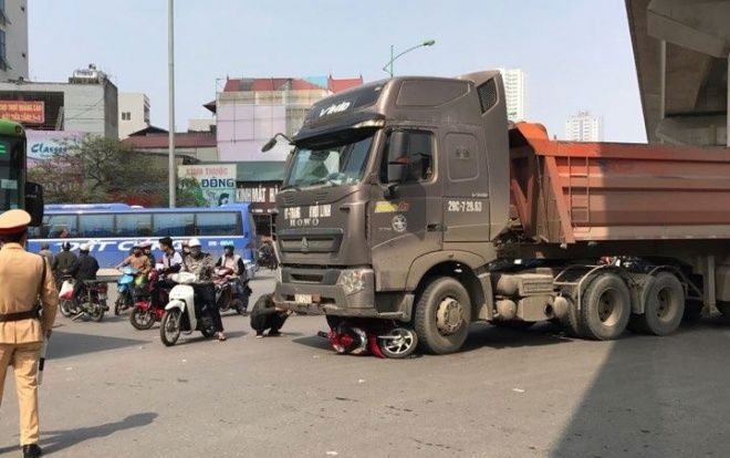 Bị xe ô tô đầu kéo cuốn vào gầm, cô gái trẻ tử vong thương tâm