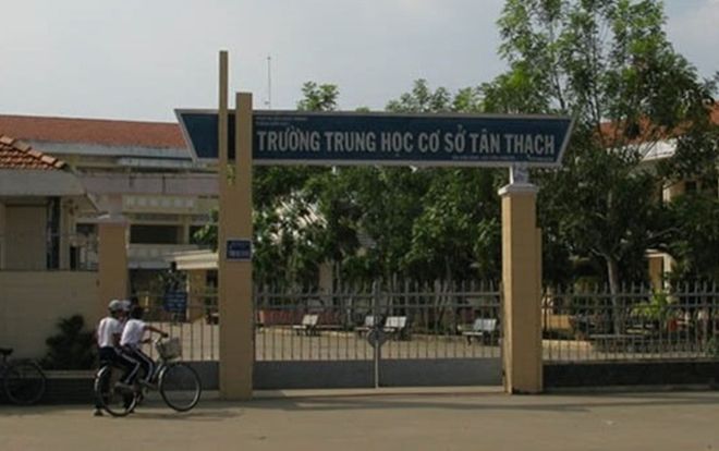 Đình chỉ học tập một năm nam sinh bóp cổ cô giáo trong lớp