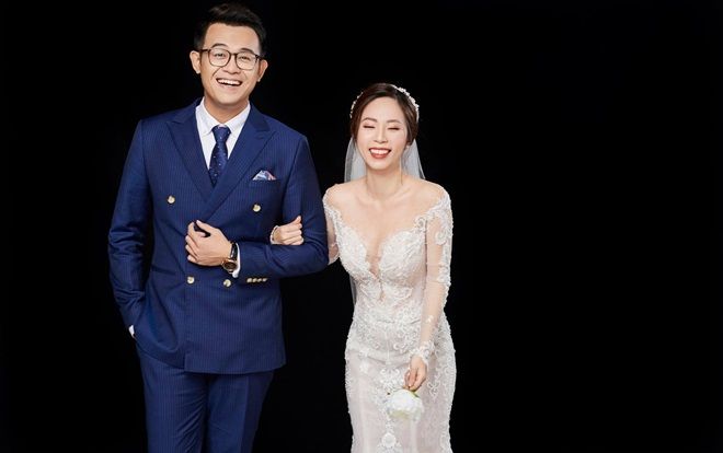 MC 'Chúng tôi là chiến sĩ' tung ảnh cưới, 'khéo khoe' vợ xinh như hotgirl