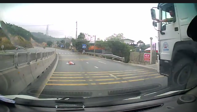 Tài xế thót tim phát hiện em bé 18 tháng tuổi bò lổm ngổm qua đường