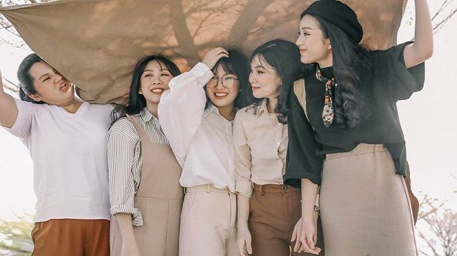 Có một 'thanh xuân rực rỡ' hiện ra thật xinh xắn trong bộ ảnh của nhóm bạn gái thân 4 năm