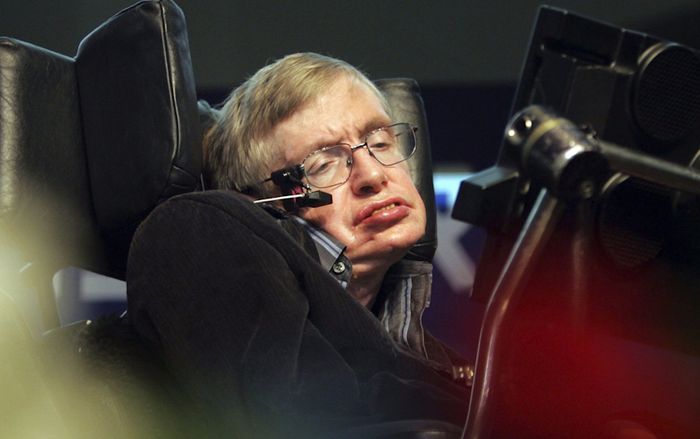 Mất khả năng nói từ năm 1985, đây là cách Stephen Hawking vẫn có thể trò chuyện với thế giới
