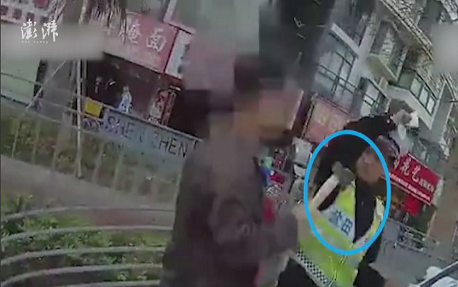 Dùng rìu chém cảnh sát khi bị yêu cầu kiểm tra giấy tờ