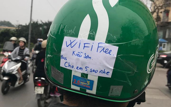 'Soái ca' chạy GrabBike được dân mạng chấm điểm 10 vì hành động hào phóng phát wifi miễn phí cho khách