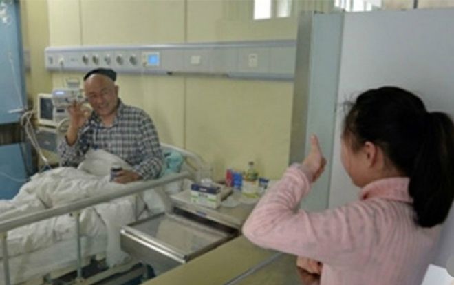 Bé gái ăn uống 'điên cuồng' vì lý do khiến ai cũng rơi lệ