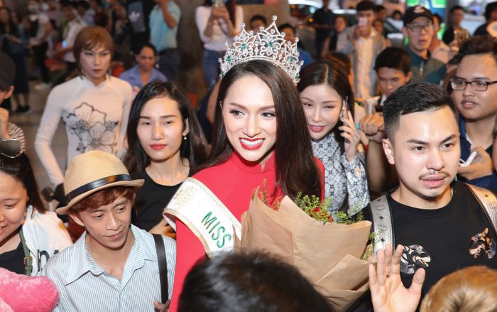 CLIP: Hoa hậu Hương Giang diện áo dài đỏ, đội vương miện trong vòng vây người hâm mộ