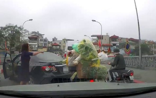 Nữ tài xế quay đầu ô tô trên cầu, gây gổ và mắng xối xả người đi xe máy
