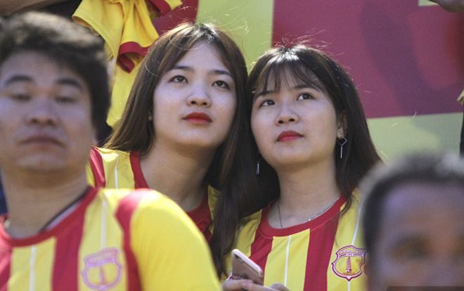 Dàn hot girl xinh đẹp đội mưa cổ vũ Nam Định trong ngày đối đầu 'Chelsea Việt Nam'