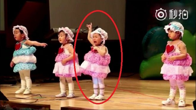 'Vừa thương vừa mắc cười' khi xem clip bé gái khóc như mưa nhưng vẫn cố gắng múa đúng động tác