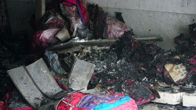 Cảnh sát phá cửa giải cứu 3 người mắc kẹt trong đám cháy dữ dội ở tiệm túi xách