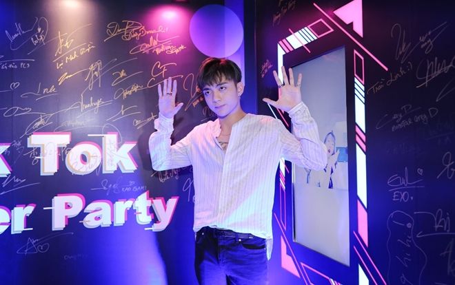 Soobin Hoàng Sơn đẹp tựa nam thần trong bữa tiệc Tik Tok khiến fan 'bấn loạn'