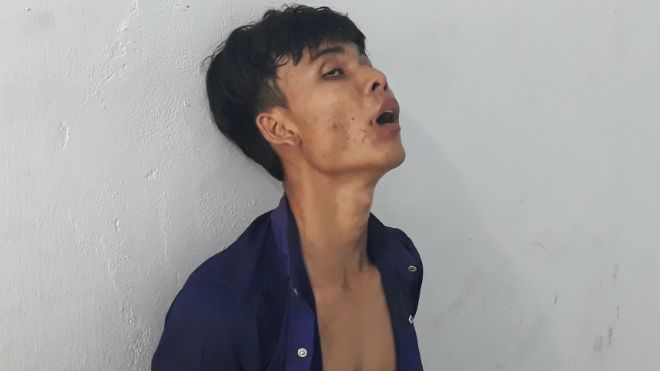 Nhiều giờ giải cứu thanh niên nghi ngáo đá trèo lên mái nhà la hét, cố thủ