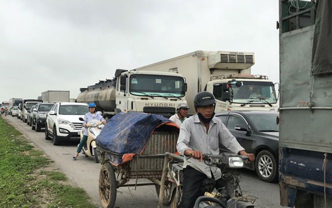 Hàng chục hành khách la hét khi ô tô khách va chạm với xe đầu kéo