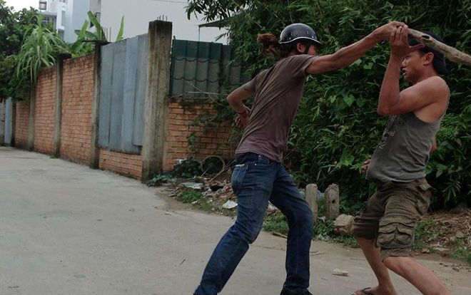 Đang chở con về nhà, bố bị côn đồ dùng kiếm chém gục