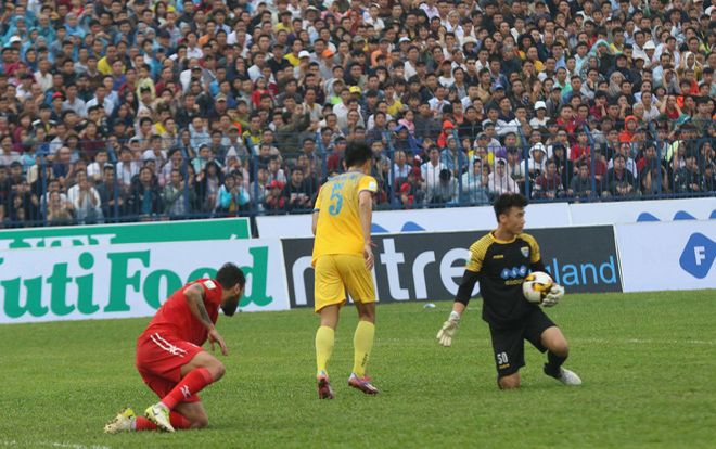 Xuân Mạnh mắc sai lầm, Văn Đức lỡ duyên và Bùi Tiến Dũng bất ngờ lập công