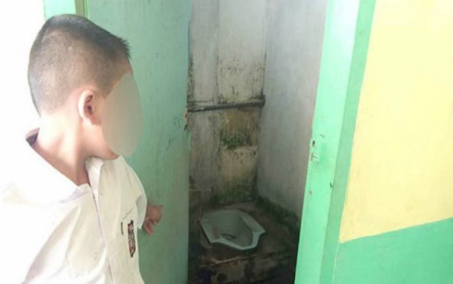 Giáo viên phạt học sinh liếm nhà vệ sinh 12 lần vì không làm bài tập về nhà gây phẫn nộ