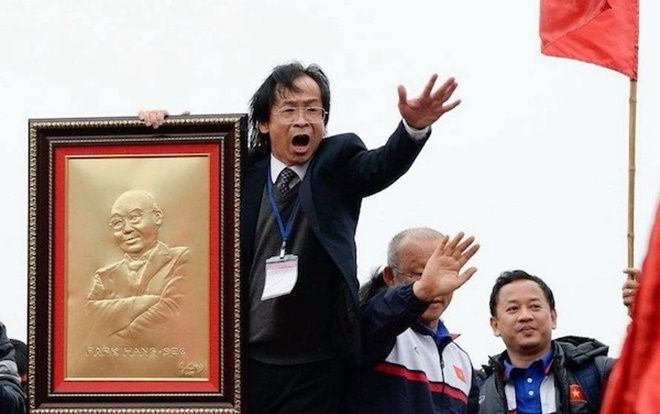 Ông Nguyễn Lân Trung mỉa mai bầu Đức, hết lời ca ngợi bầu Tú