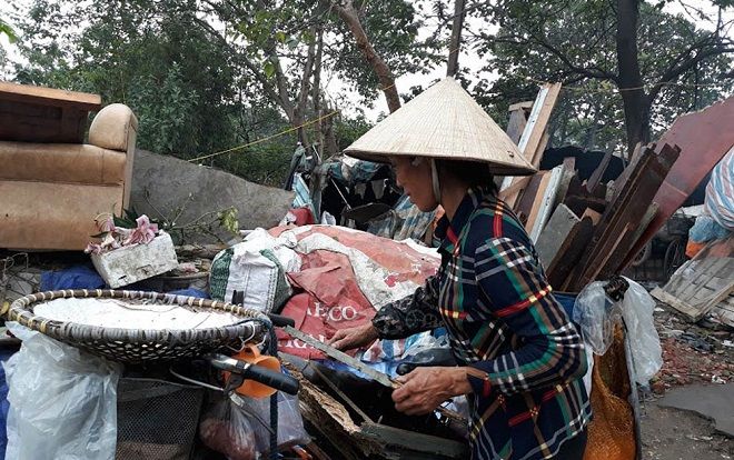 Cuộc ngã giá lúc rạng sáng khiến người đàn bà bán ngô hốt hoảng