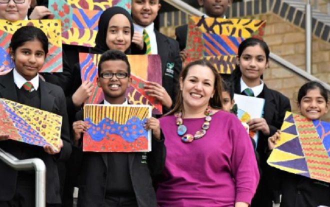 Cô giáo giao tiếp 35 thứ tiếng là 'giáo viên giỏi nhất thế giới' 2018