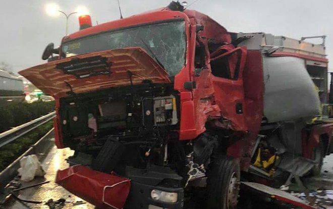 Clip: Cảnh tượng kinh hoàng khi xe khách tông trực diện xe cứu hỏa trên cao tốc