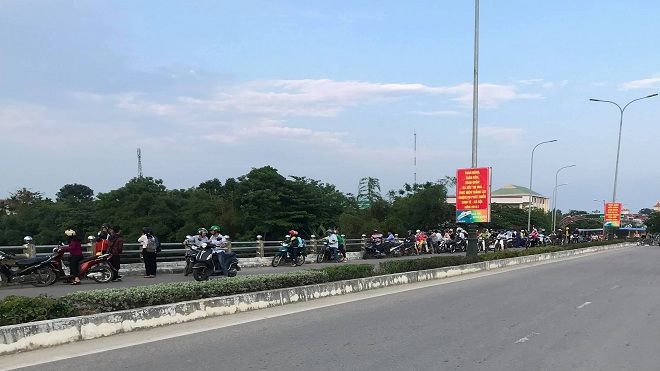 Nhiều người ngỡ ngàng khi thấy cô gái gieo mình xuống sông tự vẫn