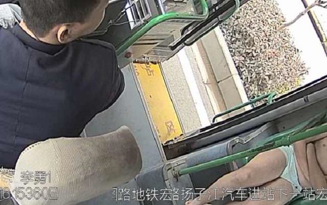 Cậu bé mặc quần lót đi xe buýt và khi hỏi nguyên nhân ai cũng bức xúc