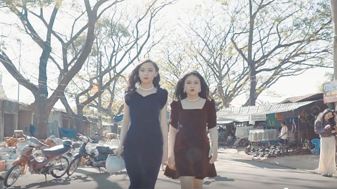 Kỷ yếu thôi mà, có cần làm thành cả sàn catwalk như thế này không!