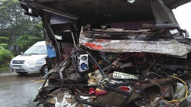 Xe khách nát bươm sau va chạm với xe tải, 3 người tử vong tại chỗ