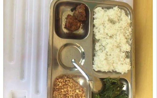 Phụ huynh ‘bắt gặp’ con ăn cơm trưa ở lớp học bán trú chỉ với 2 miếng chả và ít lạc rang