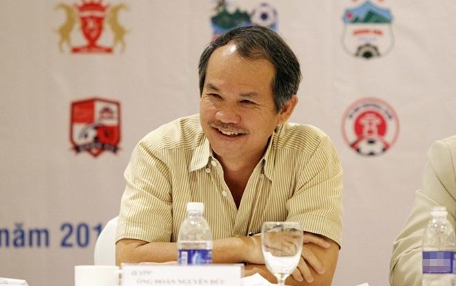 Bầu Đức phản hồi bất ngờ trước 'lời thỉnh cầu' đừng bỏ bóng đá của bầu Tú