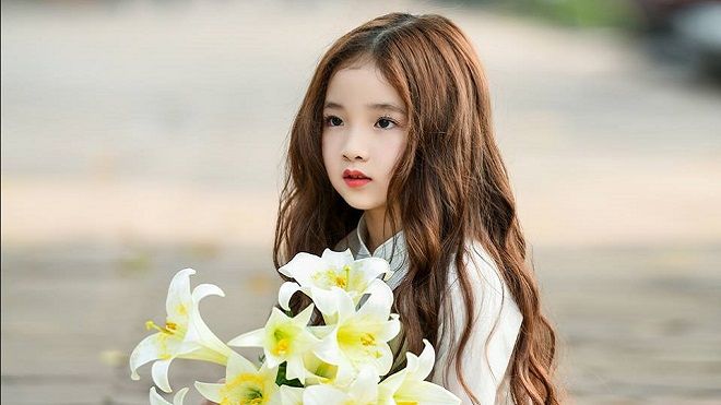Chỉ là mặc áo dài chụp với hoa loa kèn thôi, mà mẫu nhí này đã chiếm hết 'spotlight' rồi