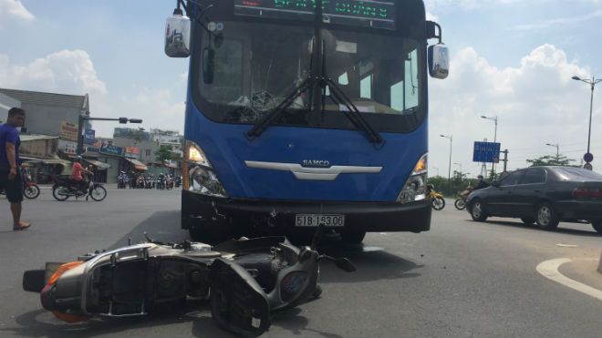 Băng qua đường, thanh niên bị xe buýt húc văng nhiều mét nguy kịch