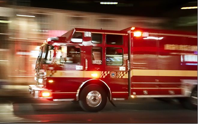 CLIP: Xe cứu hỏa bên Tây chạy lấn làn, đi ngược chiều nhưng vẫn tuyệt đối tuân thủ quy tắc an toàn