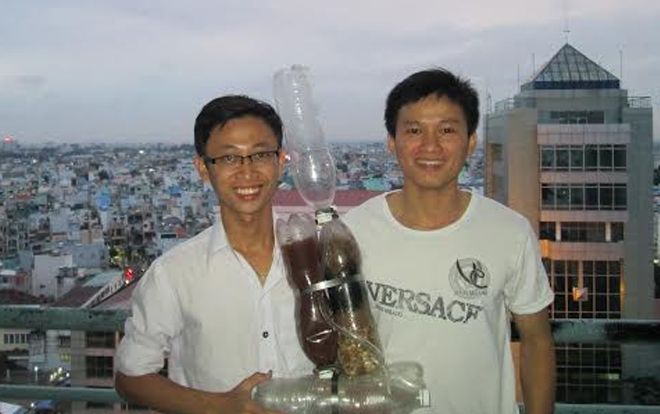 Sinh viên miền Trung chế tạo máy lọc nước giá 10.000 đồng để mang nước sạch đến cho đồng bào vùng xa