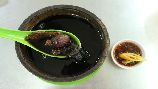 Quán gà ác tiềm thuốc bắc thâm niên gần 40 năm, ba đời chủ đều tên Thành vang danh Sài Gòn