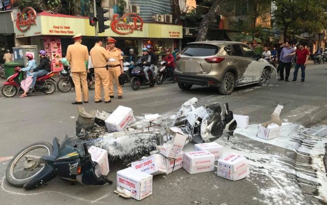 Ô tô Mazda hất tung xe máy chở vôi, đâm liên tiếp nhiều người đi đường