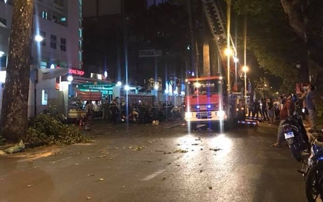 Thực hư thông tin chồng trèo cây xem vợ đẻ trong bệnh viện ở Sài Gòn vì bị gia đình ngăn cấm