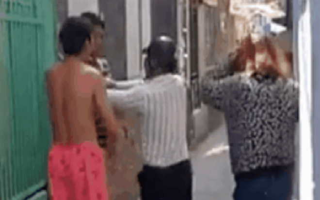 Bị bắt quả tang ngoại tình, chồng lao vào đánh vợ tới tấp để bảo vệ bồ nhí gây bức xúc