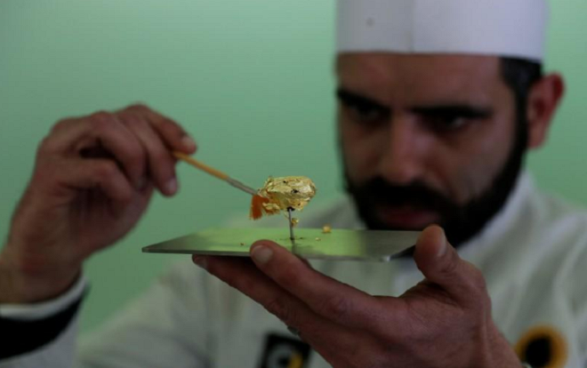 Cận cảnh viên socola trị giá 200 triệu đồng, liên tục có 2 người đứng canh giữ