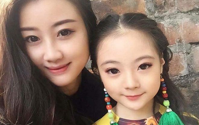 Mẹ đăng ảnh 'than thở' con gái giống dì hơn mẹ, nhưng vẻ đẹp của hai dì cháu mới là tâm điểm