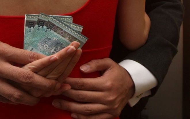 Phía sau mối quan hệ đổi chác ‘bố - con gái nuôi’: Cưng chiều hết nấc và cái giá phải trả