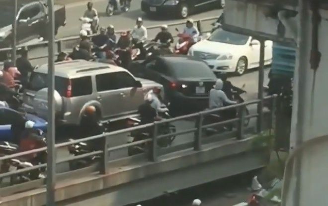 Trích xuất camera truy tìm xe ô tô ngang nhiên quay đầu gây ùn tắc nghiêm trọng trên cầu vượt
