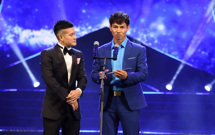 Nối gót Trường Giang, Việt Tú hài hước 'cầu hôn' Xuân Bắc trên sân khấu Lễ trao giải Cống hiến
