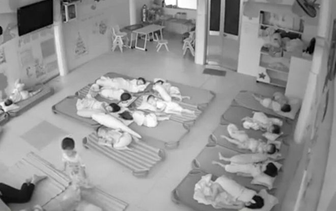 Thôi việc hai giáo viên mầm non giơ chân gạt, đẩy em bé