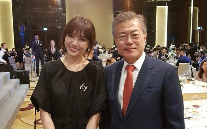 Hari Won mất ngủ vì được Tổng thống Hàn Moon Jae In gọi tên, chụp ảnh cùng