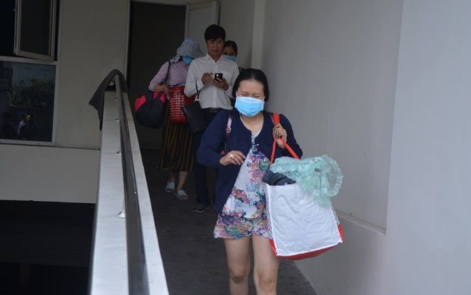 Bất chấp nguy hiểm kể cả khi chung cư có nguy cơ bùng cháy lại, người dân vẫn vào nhà thu dọn tài sản