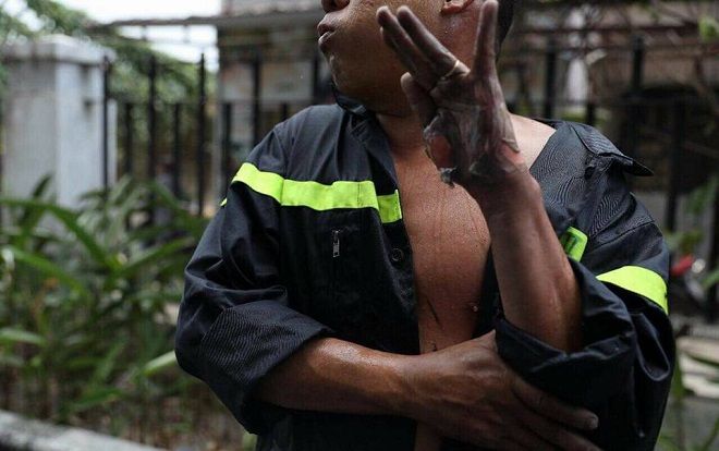 Hình ảnh chiến sĩ PCCC bị bỏng đến mức tróc cả da tay khiến cư dân mạng cảm phục