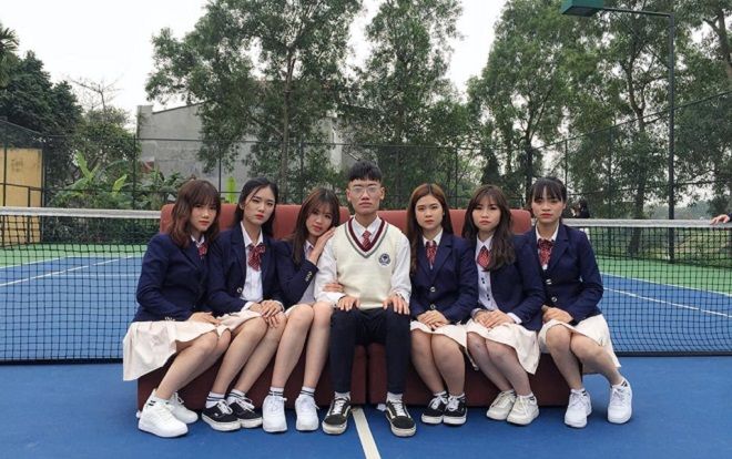 Lớp học đặc biệt '1 nam giữa 46 nữ' có khác - làm kỷ yếu cũng phải chất thế này mới chịu!