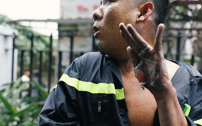 Người lính cứu hỏa bị bỏng tuột da tay: 'Chỉ là sự cố, thấy máy bơm trục trặc tôi tiến đến sửa thì phát nổ'