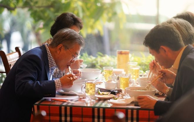 Tổng thống Hàn Quốc dừng xe ăn phở Việt 150.000đ trước khi về nước